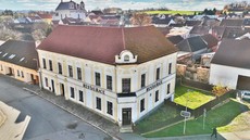 Prodej bývalé, zavedené restaurace se sálem,…