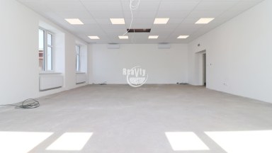 Pronájem komerční budovy s administrativními prostory a ateliéry v Jihlavě u nájezdu na D1