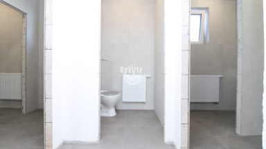 Pronájem komerční budovy s administrativními prostory a ateliéry v Jihlavě u nájezdu na D1