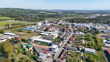 Pronájem komerční budovy s administrativními prostory a ateliéry v Jihlavě u nájezdu na D1