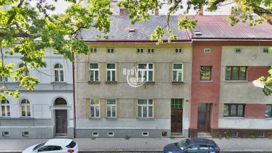 Prodej výjimečného rodinného domu se zahrádkou o 4 podlažích v Jihlavě, Štefánikovo náměstí