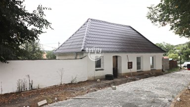 Prodej domu s uzavřeným dvorem a novou střechou v obci Budkov