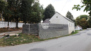 Prodej domu s uzavřeným dvorem a novou střechou v obci Budkov