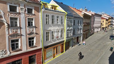 Bytový dům s deseti byty, komerčním prostorem a potenciálem k rozšíření v srdci Jihlavy.
