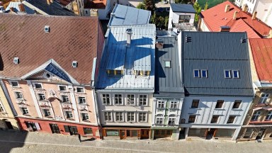 Bytový dům s deseti byty, komerčním prostorem a potenciálem k rozšíření v srdci Jihlavy.