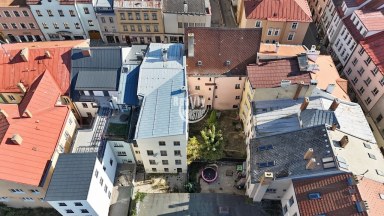 Bytový dům s deseti byty, komerčním prostorem a potenciálem k rozšíření v srdci Jihlavy.