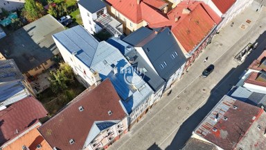 Bytový dům s deseti byty, komerčním prostorem a potenciálem k rozšíření v srdci Jihlavy.