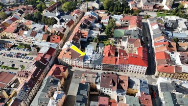 Bytový dům s deseti byty, komerčním prostorem a potenciálem k rozšíření v srdci Jihlavy.