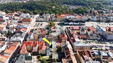 Bytový dům s deseti byty, komerčním prostorem a potenciálem k rozšíření v srdci Jihlavy.