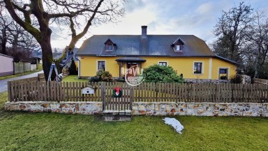 Prodej krásného rodinného domu s navazujícím rozsáhlým pozemkem