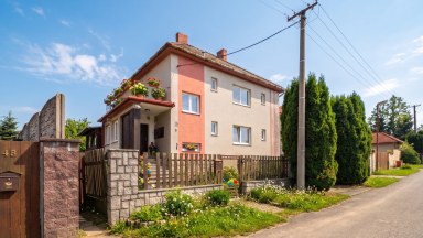 Exkluzivní prodej rodinného domu se zahradou, garáží a hospodářskou bodovou v obci Suchá