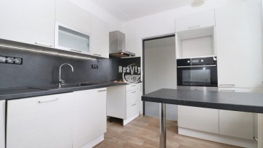 Nabízíme k pronájmu kompletně zrekonstruovaný byt 3+1 v ulici Telečská v Jihlavě