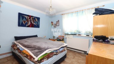 Rodinný dům s uzavřeným dvorem a prostornou zahradou, Chvalovice u Znojma