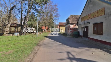 Rodinný dům s uzavřeným dvorem a prostornou zahradou, Chvalovice u Znojma