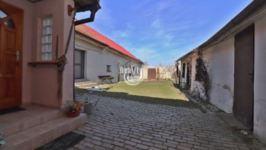Rodinný dům s uzavřeným dvorem a prostornou zahradou, Chvalovice u Znojma