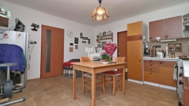 Rodinný dům s uzavřeným dvorem a prostornou zahradou, Chvalovice u Znojma