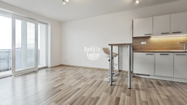 Nabízíme pronájem zánovního zděného bytu 2+kk s balkónem a garážovým stáním, Lužická, Jihlava