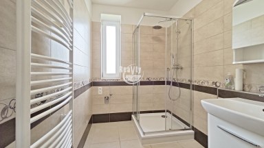 Nabízíme pronájem zánovního zděného bytu 2+kk s balkónem a garážovým stáním, Lužická, Jihlava