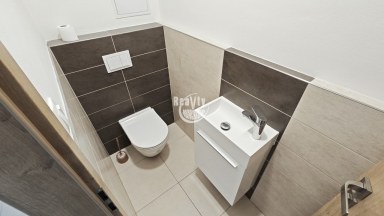 Nabízíme pronájem zánovního zděného bytu 2+kk s balkónem a garážovým stáním, Lužická, Jihlava