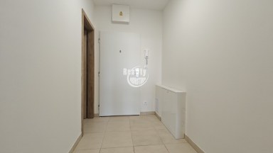 Nabízíme pronájem zánovního zděného bytu 2+kk s balkónem a garážovým stáním, Lužická, Jihlava