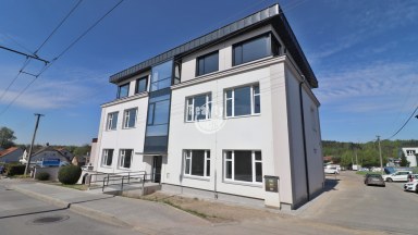 Pronájem ateliéru 2+kk komerční budovy s administrativními prostory v Jihlavě u nájezdu na D1