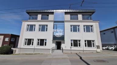 Pronájem ateliéru 2+kk komerční budovy s administrativními prostory v Jihlavě u nájezdu na D1