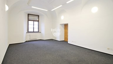 Nabízíme k pronájmu reprezentativní kancelářské prostory s možností parkování v centru města Jihlavy