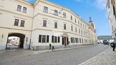 Nabízíme k pronájmu reprezentativní kancelářské prostory s možností parkování v centru města Jihlavy