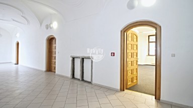 Nabízíme k pronájmu reprezentativní kancelářské prostory s možností parkování v centru města Jihlavy