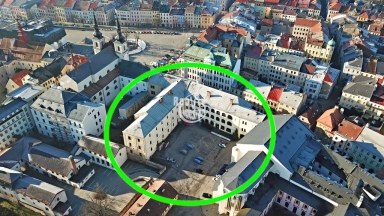 Nabízíme k pronájmu reprezentativní kancelářské prostory s možností parkování v centru města Jihlavy