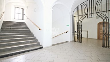 Nabízíme k pronájmu reprezentativní kancelářské prostory s možností parkování v centru města Jihlavy