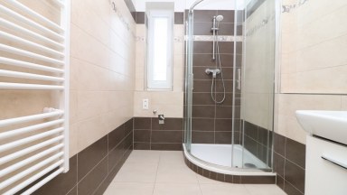 Nabízíme pronájem zánovního zděného bytu 2+kk s balkónem a garážovým stáním, Lužická, Jihlava