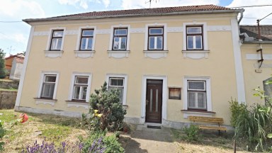 Prodej rodinného domu s kouzelným sklepem a obřím potenciálem – Mramotice u Znojma