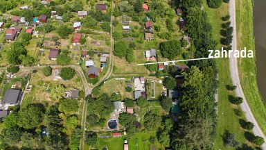 Oáza klidu s výhledem na město: Zahrada 482 m² kousek od centra Jihlavy