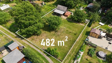 Oáza klidu s výhledem na město: Zahrada 482 m² kousek od centra Jihlavy