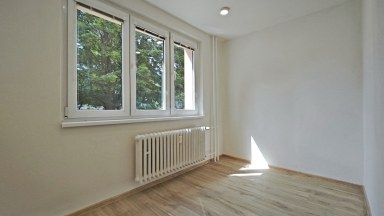 Nabízíme k pronájmu panelový zrekonstruovaný byt 3+kk nedaleko centra Jihlavy, ulice U Hřbitova