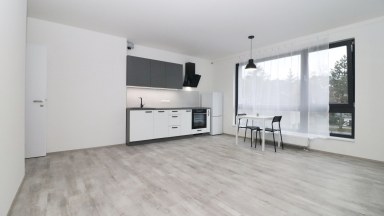 Nabízíme pronájem zánovního zděného bytu 2+kk s balkónem a parkovacím stáním u centra Jihlavy