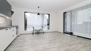 Nabízíme pronájem zánovního zděného bytu 2+kk s balkónem a parkovacím stáním u centra Jihlavy