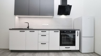 Nabízíme pronájem zánovního zděného bytu 2+kk s balkónem a parkovacím stáním u centra Jihlavy