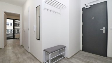 Nabízíme pronájem zánovního zděného bytu 2+kk s balkónem a parkovacím stáním u centra Jihlavy