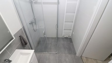 Nabízíme pronájem zánovního zděného bytu 2+kk s balkónem a parkovacím stáním u centra Jihlavy