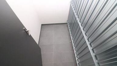 Nabízíme pronájem zánovního zděného bytu 2+kk s balkónem a parkovacím stáním u centra Jihlavy