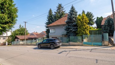 Prodej rodinného domu se dvěma garážemi a zahradou v Třešti