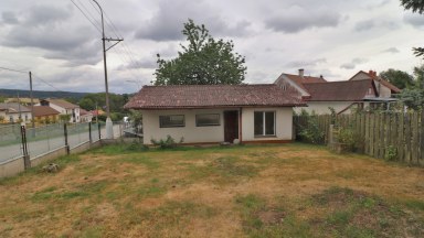 Prodej rodinného domu se dvěma garážemi a zahradou v Třešti