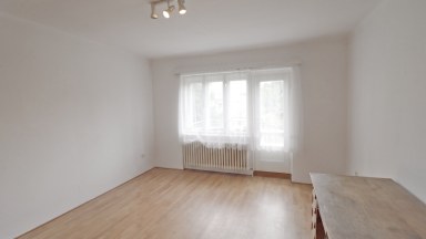 Prodej rodinného domu se dvěma garážemi a zahradou v Třešti